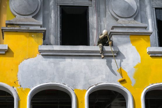 Restauración de la pintura de la fachada de un edificio
